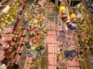 【行動心理学】見るしぐさその先、好きな人や気になる人への目線(視線)とは?